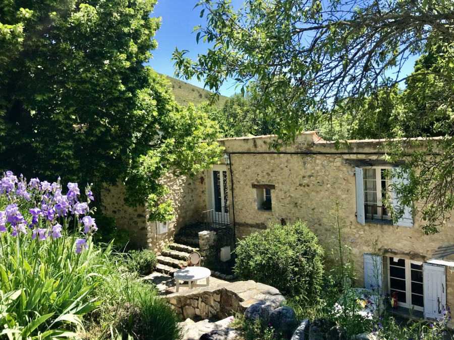 Un détail de la ferme et de sa terrasse